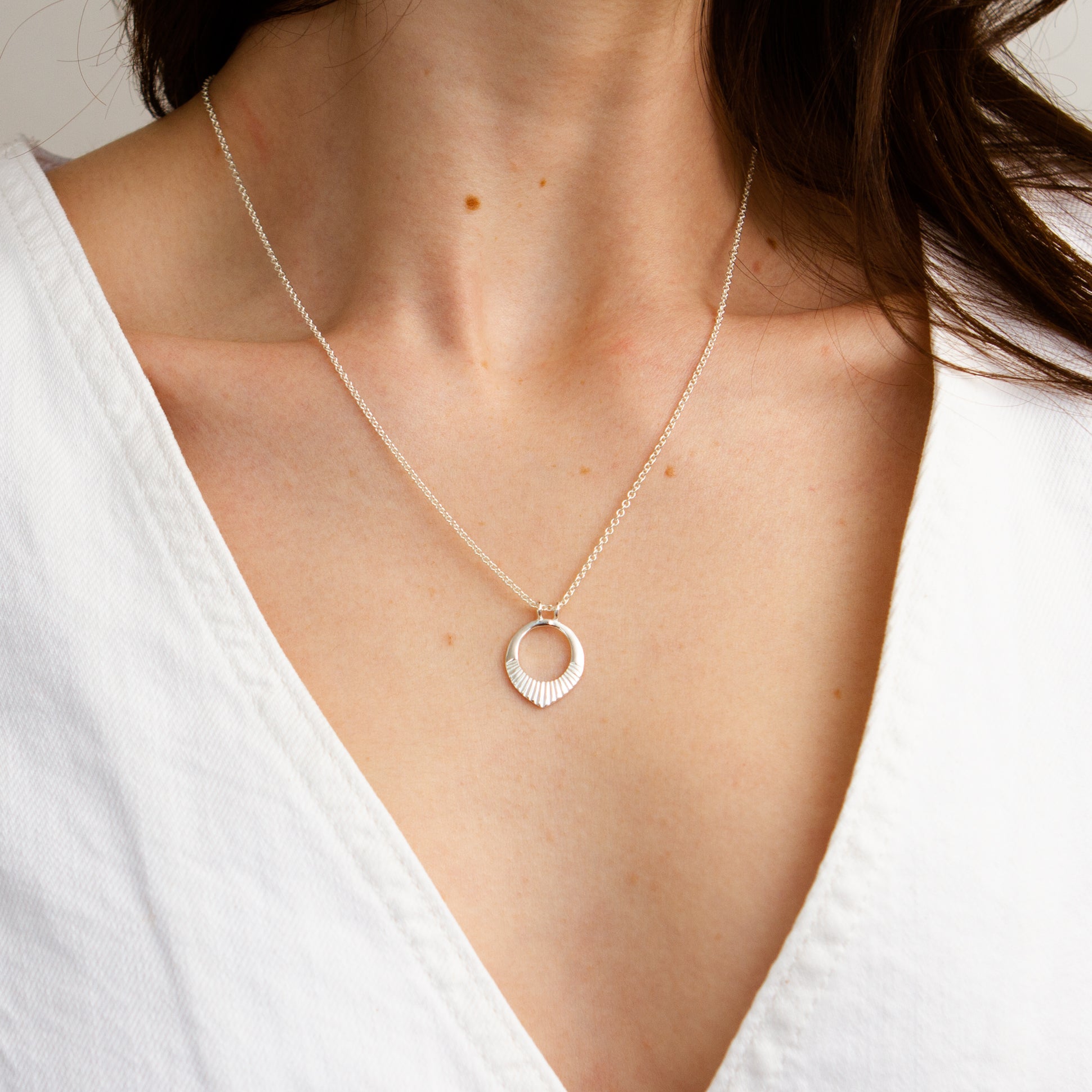5 Minimalist Necklaces for Breezy Summer Looks