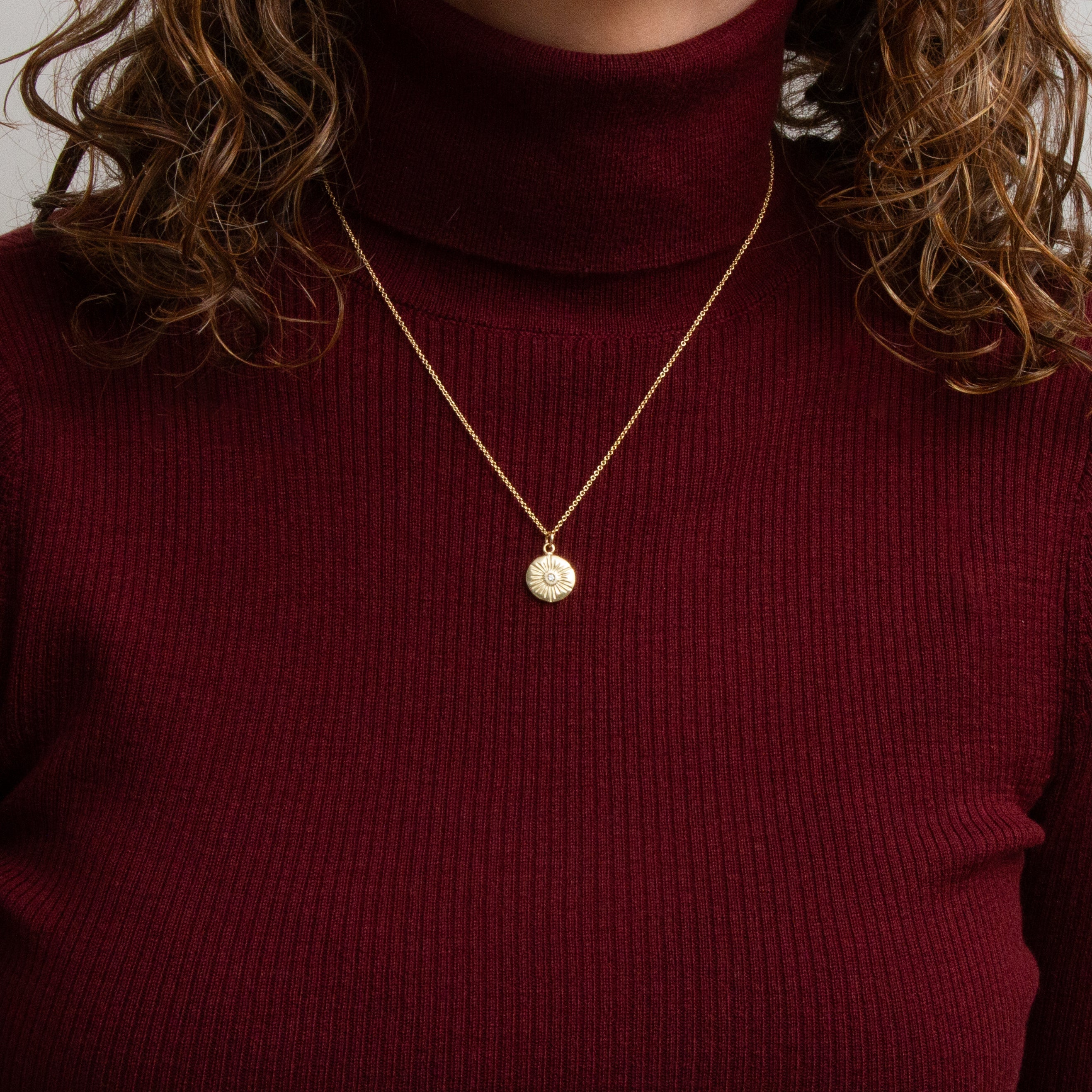 5 Best Necklaces for Turtlenecks 2025