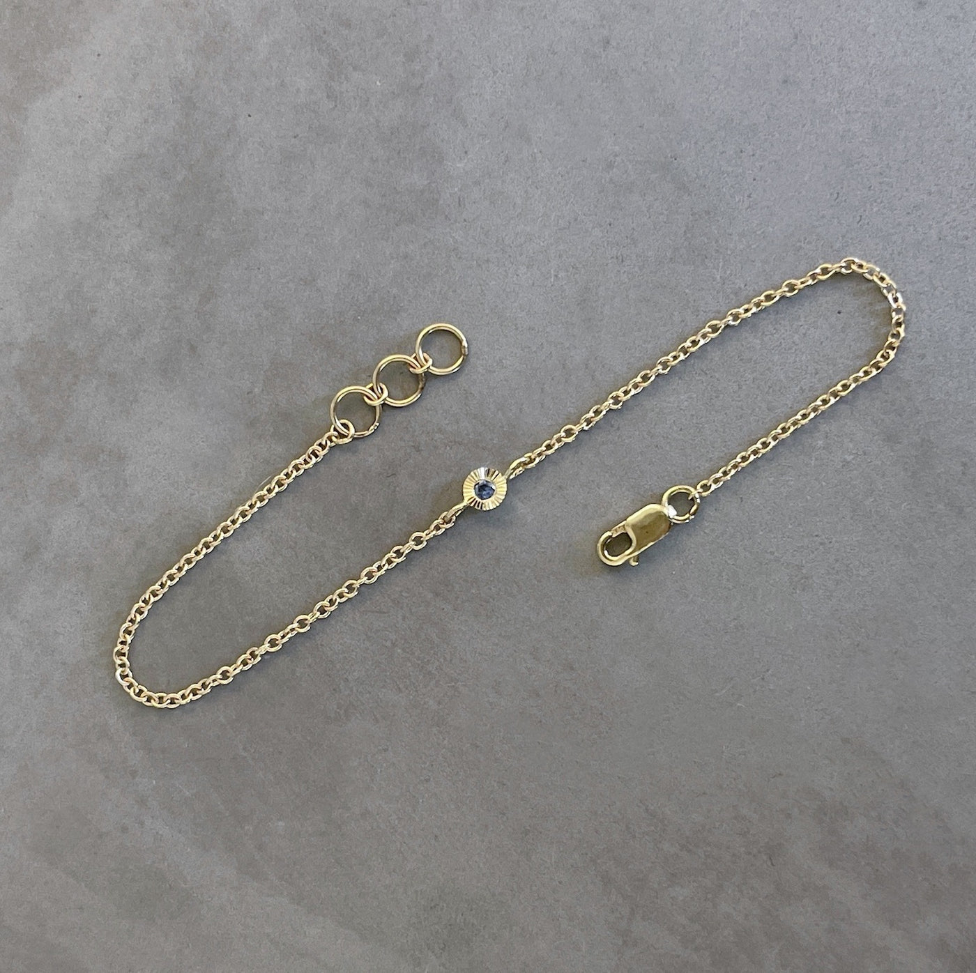 Small Aurora Chain Bracelet with Yogo Sapphire in Yellow Gold