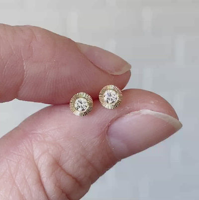 Medium Diamond Aurora stud earring in yellow gold with an engraved halo border