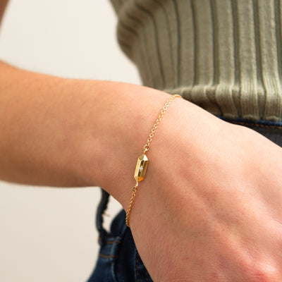 Fragment Chain Bracelet with Diamond in Gold modeled on a wrist placed on a hip