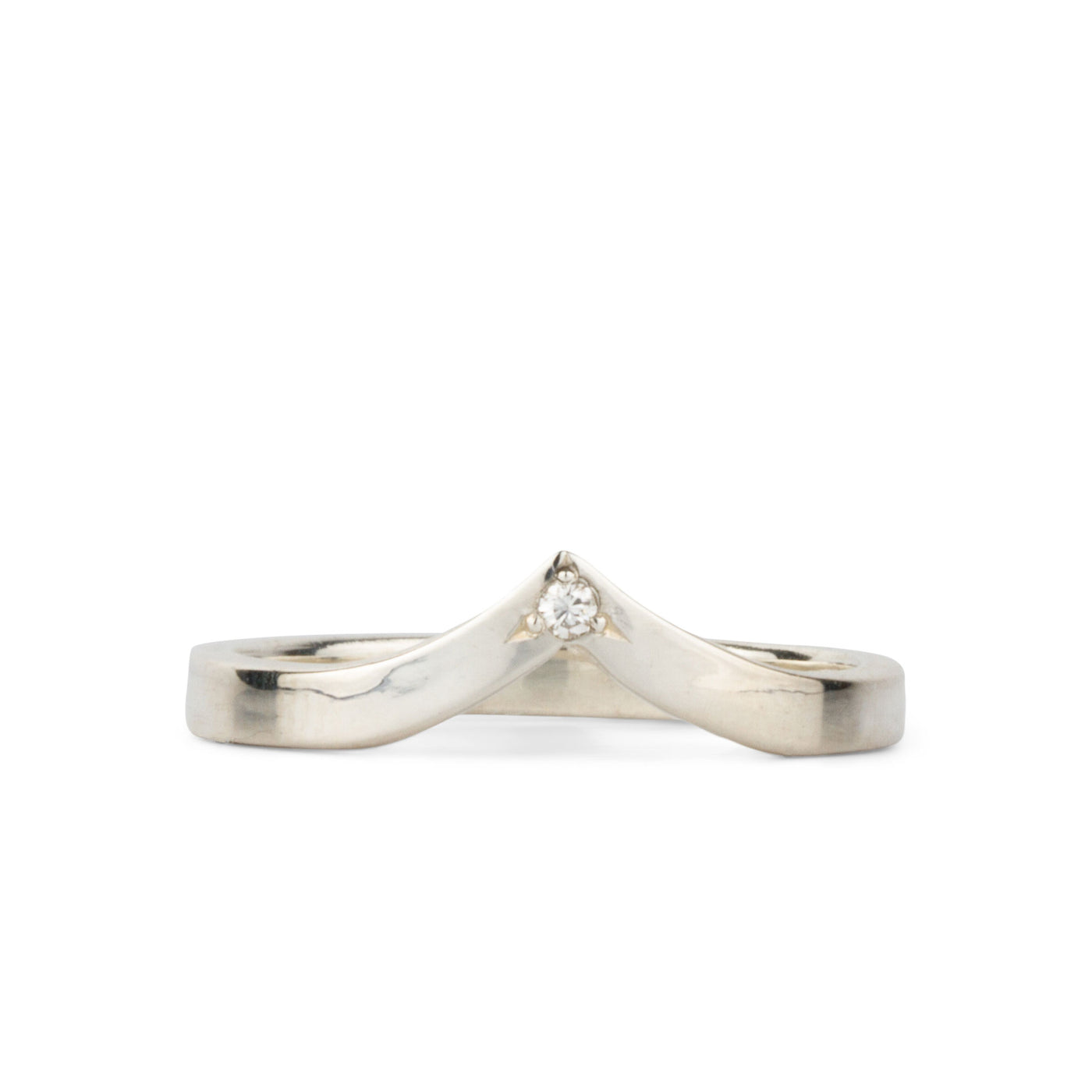 Silver peaked band with single star set diamond on a white background 