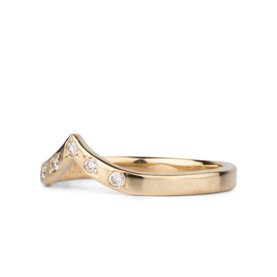 Peaked 14k yellow gold band with five white diamonds in delicate star settings side view #1 on a white background